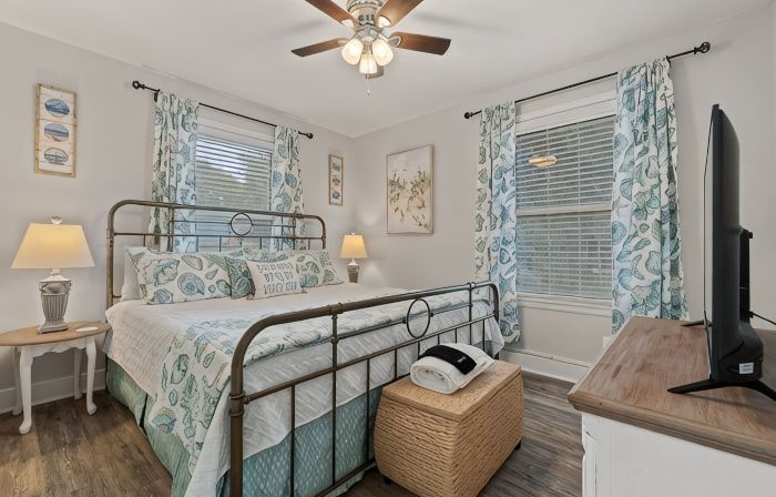 2 bedrooms - King bed - close to beaches - beautiful deck with outdoor seating.