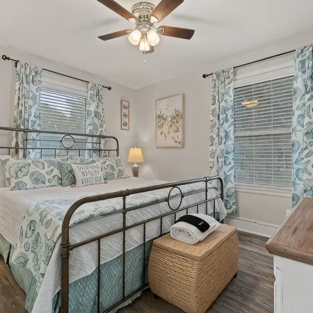 2 bedrooms - King bed - close to beaches - beautiful deck with outdoor seating.