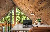 A-Frame Hot Tub Getaway!, Grill, 2 Decks, Trails, EV & Dog Friendly - Alppimaja