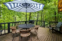 Boho Cabin w/ Hot Tub.  Private & Cozy Escape - homestay
