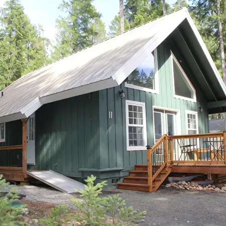 Cozy Bears Den Cabin just off Lake Kokanee