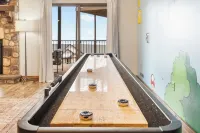 Luxe Lodge: Gaming Paradise W/ Breathtaking Lake Views, Indoor Pool Close to SDC - Gym