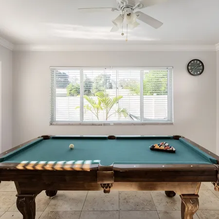 Lovely full house 3/2 w/ pool, few min from beach