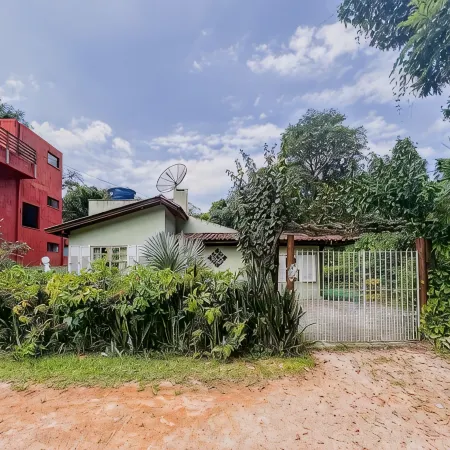 Casa em Condom nio com Piscina e rea Gourmet