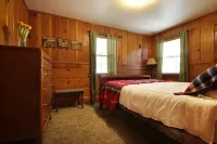 Ahwahnee-be Vintage Cabin - Three blocks to town!