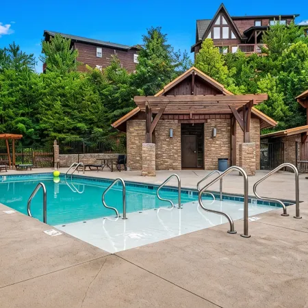 Close to Dollywood-Hot Tub & Kids Closet
