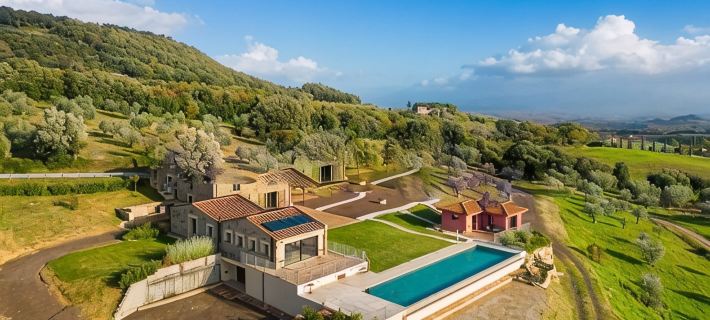 A fantastic pool in a Tuscan farmhouse with breathtaking views of the Maremma Hotels in Roccastrada