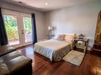 The Grand Hamilton Retreat ~ Lake Front ~ Sleeps 15 ~ Memories Included Hotele w: Piney