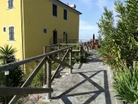 ELEGANT APARTMENT WITH EXTRAORDINARY SEA VIEW IN THE HEART OF THE FIVE LANDS Hotels in Corniglia