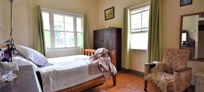 Family Home  - Pets welcome .  15km to Australia Zoo, 20km to amazing beaches. Hotels in Maleny