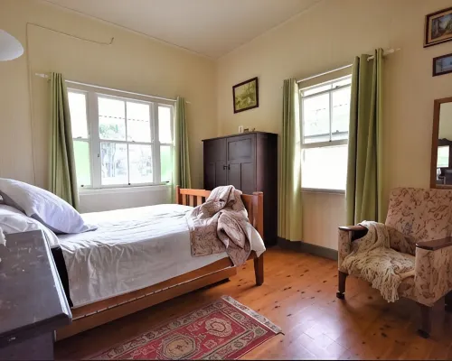 Family Home  - Pets welcome .  15km to Australia Zoo, 20km to amazing beaches. Hotels in Maleny