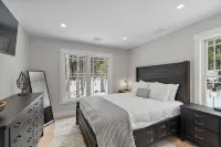 King’s Lodge in Woodstock – Sleeps 9, Family Retreat!