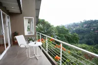 Syllo 2 | 4BR Bright Dago Pakar Resort Villa w/ View & BBQ