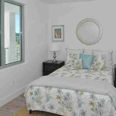 New Luxury Condo near Downtown Sarasota Sleeps 4. Pet Friendly with Gym & Pool! Rooms