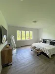Spacious 3 Bdrm Retreat | Muskoka Room & Fireplace - Homestays