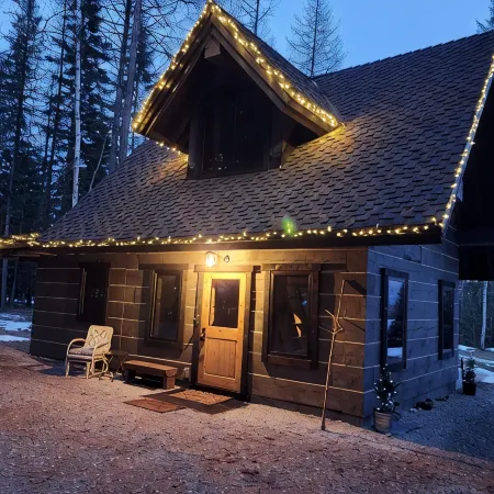 Play House Private Ozone Hot Tub, w/ Beautiful Views. Quaint, Cozy, & Peaceful.