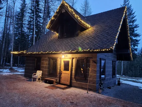 Play House Private Ozone Hot Tub, w/ Beautiful Views. Quaint, Cozy, & Peaceful.