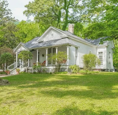 Historic Charm in St. Elmo 3Br/3BA Situated on over an Acre at Base of Lookout