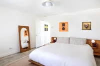 Midcentury Oasis on 5 Private Acres Near Park - Balkoner
