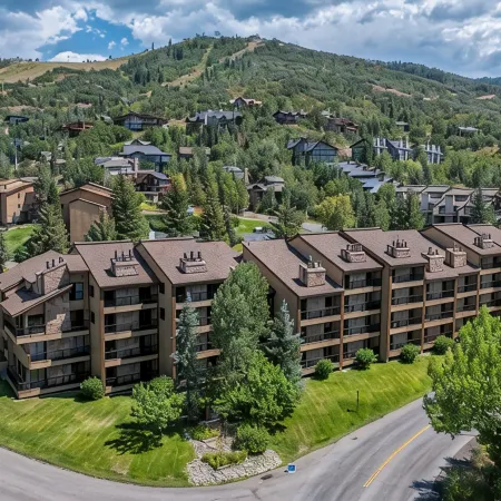 Luxury Amenities- Steps to Mtn- 2 Hot Tubs- Pool/Ping Pong Table-Massage Chair