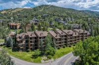 Luxury Amenities- Steps to Mtn- 2 Hot Tubs- Pool/Ping Pong Table-Massage Chair