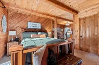 Cozy 4-bedroom cabin with WiFi, AC in charming Garden Valley - 4 stjerner