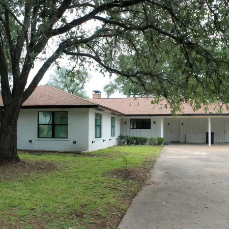 Newly Remodeled Farmhouse, 12 Minute Walk to Campus. 3Bd 3ba with Bonus Room