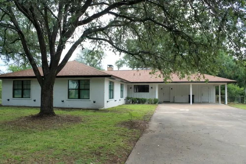 Newly Remodeled Farmhouse, 12 Minute Walk to Campus. 3Bd 3ba with Bonus Room