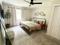 Lakefront Luxury Cabin- Dock, Hot Tub, Firepit, Kayaks, Game Room, Bunk Room 스콧 호텔