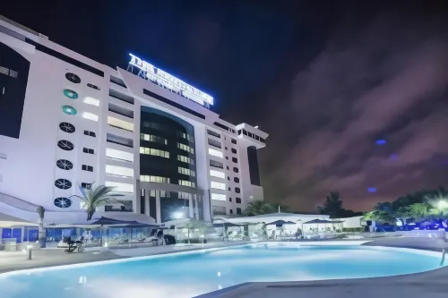 The Penthouse Suites Hotel - piscina