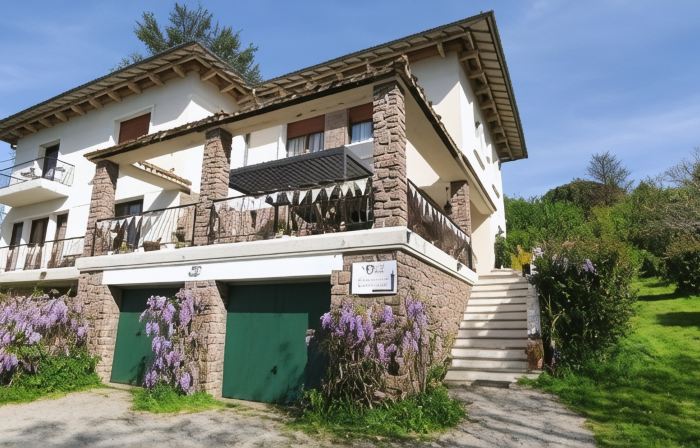 13 Bees Chambre d'Hote (B&B) and Beekeeping Holidays