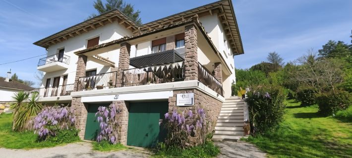 13 Bees Hotels in Charente