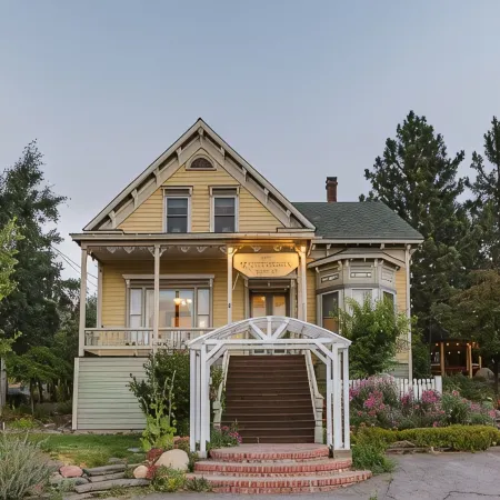 Gorgeous Historic Victorian - Walk to Downtown Truckee! Central to ski resorts!