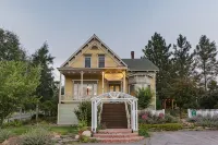 Gorgeous Historic Victorian - Walk to Downtown Truckee! Central to ski resorts! - 4 tähden