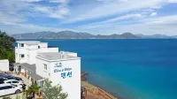 Blue and White Pension - Parkering