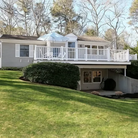 Pristine Cottage: EV charger, AC, outdoor shower+ firepit, walk to Bakers Pond