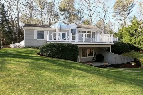 Pristine Cottage: EV charger, AC, outdoor shower+ firepit, walk to Bakers Pond - Wifi