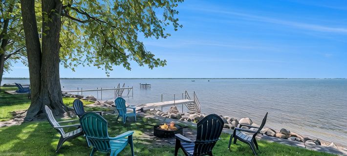 Lakefront 3-bedroom cottage on Sand Point with AC, WiFi, King bed, Firepit Hotels in Huron County