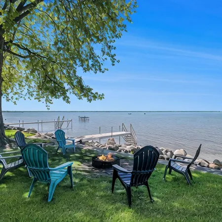 Lakefront 3-bedroom cottage on Sand Point with AC, WiFi, King bed, Firepit