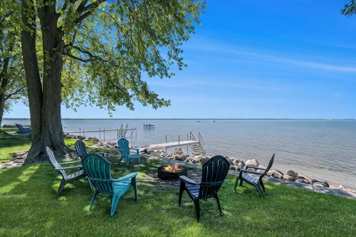 Lakefront 3-bedroom cottage on Sand Point with AC, WiFi, King bed, Firepit - 4-Star