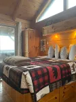 It’s 5 O’Clock Here-Waterfront Cabin w/Hot Tub! Pet Friendly, Blue Ridge Parkway - シャレー