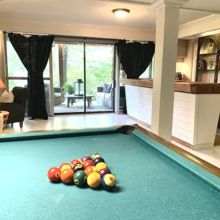 Luxury Stay on a Lake Open Plan•Huge Kitchen•Games Rm Bar•Firepit Luxury•Bedding