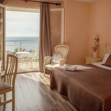 Hotel Roger de Flor by Seleqtta