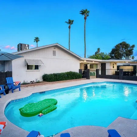 Sunny Poolside Getaway - Glow Golf/Hot Tub/Pool