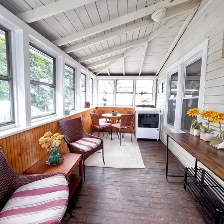 Fun Downtown Location 2nd flr