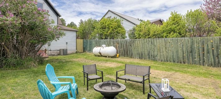 NEW Updated Farmhouse in Custer - 2 Blocks from Main Street! Hotels in Custer