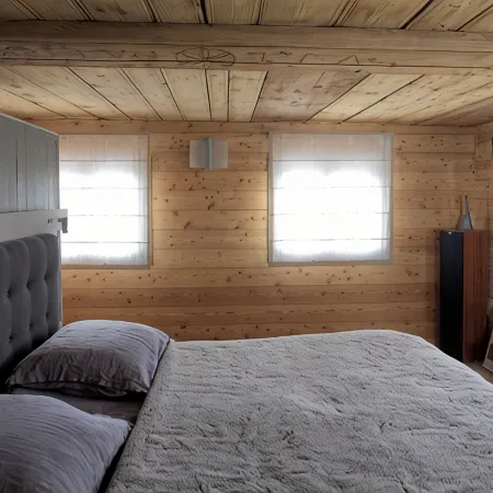 HAUTE-NENDAZ VILLAGE: LARCH 1898 4-STOREY/4-ROOM/6-PERSON CHALET/PARKING.