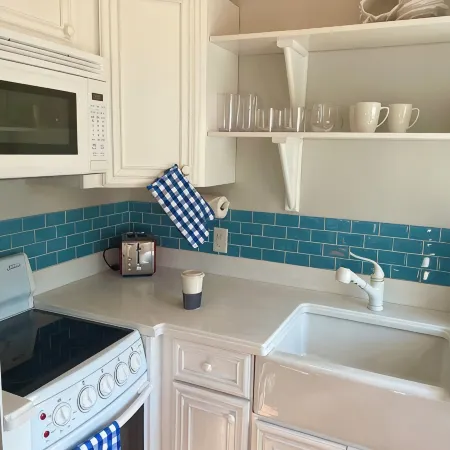 Cozy upper studio- fully equipped & close to town, harbor, shops & restaurants!