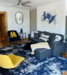 New Downtown 3 Bedroom Upstairs Flat with views - Balkoner