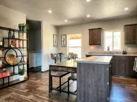 Grandview Getaway offers spectacular views overlooking the Clearwarter river. - Homestays